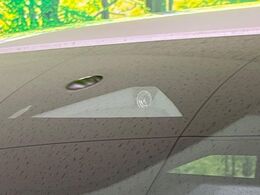 【i-ACTIVESENSE】走行中に前方の車両等を認識し、衝突しそうな時は警報とブレーキで衝突回避と被害軽減をアシスト。より安全にドライブをお楽しみいただけます。