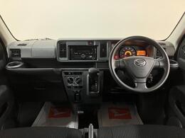 小物など置きやすい運転席レイアウトで使い勝手がよいです！