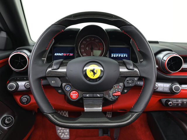 人気のLED付カーボンステアリングホイールを装備しています。ウインカー、ワイパー、オーディオコントロールなどの機能を集約させたステアリングです。
