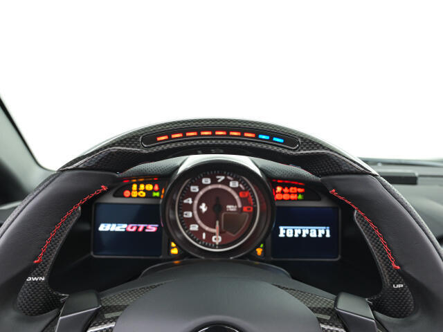 F1よりフィードバックされたテクノロジーです。LEDの点灯により、ご自身で最適なシフトタイミングを計ることが可能です。サーキット走行時等に視線をそらさずにシフトチェンジを行えます。
