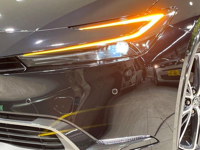 【LEDヘッドライト】悪天候や夜間走行時も良好な視界を確保し安心して運転できる高輝度LEDヘッドライトを装備！点灯速度が早く、消費電力も抑えられています。