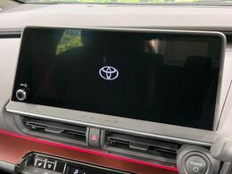【12.3インチディスプレイオーディオ】スマートフォンと連携が可能な大画面ディスプレイオーディオです。スマートフォンのナビ機能を使用したり、Bluetooth接続で音楽もお楽しみいただけます！