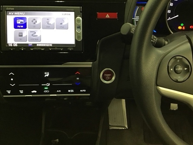 ホンダ純正メモリーナビ搭載なので、遠方へのドライブもお任せ下さい！ステアリング左手側にオーディオ関連のコントロールスイッチを配置しています。操作時は視線を逸らすことなく運転に集中できます