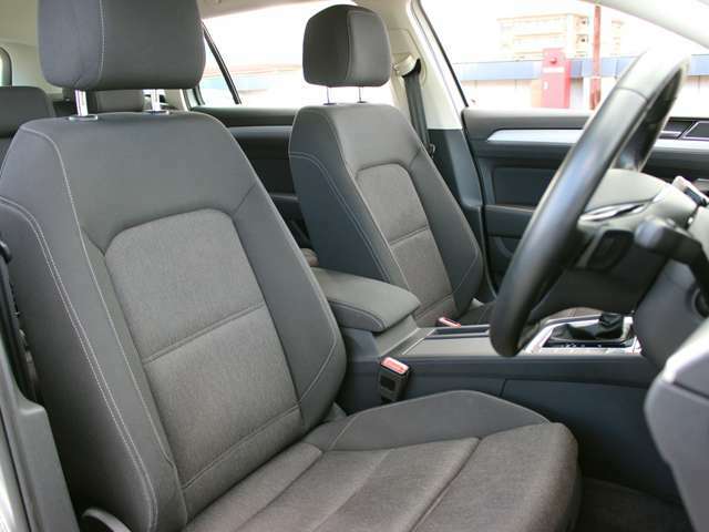 使用感が一番出る運転席側シート。ご覧のようにきれいな状態となっております。詳しくはフリーコール　0078-6002-080898までお気軽にお問合せ下さい。