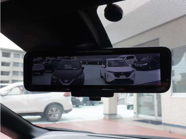 乗員、ヘッドレスト、積載物などで、さえぎられがちなルームミラーの後方視界を、クリアに保ちます。車内の状況に関わらず、車両後方にあるカメラの映像をルームミラーに映し出します。