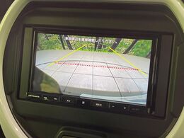 【バックカメラ】駐車時に後方がリアルタイム映像で確認できます。大型商業施設や立体駐車場での駐車時や、夜間のバック時に大活躍！運転スキルに関わらず、今や必須となった装備のひとつです！