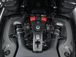 3.9L・V8ツインターボエンジンをリアミッドに搭載しております。