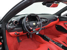 こちらは左ハンドルのお車でございます。内装色はRosso Ferrariを選択しております。
