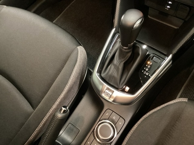 アクセルペダルを踏み込む量や速さに応じて変速パターンを制御し、人馬一体の運転感覚を発揮してくれる6速オートマ！