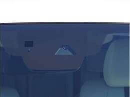 【フォワードセンシングカメラ】夜間走行時に前方の状況を判断したり、車線表示を検知したりします。