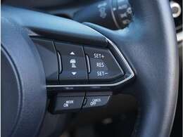 【マツダ・レーダー・クルーズ・コントロール】センサーが前方車を検知し、運転者がアクセルペダルやブレーキペダルを踏まなくても、設定した速度での走行や、前方車との車間距離を一定に保つ追従走行ができます。