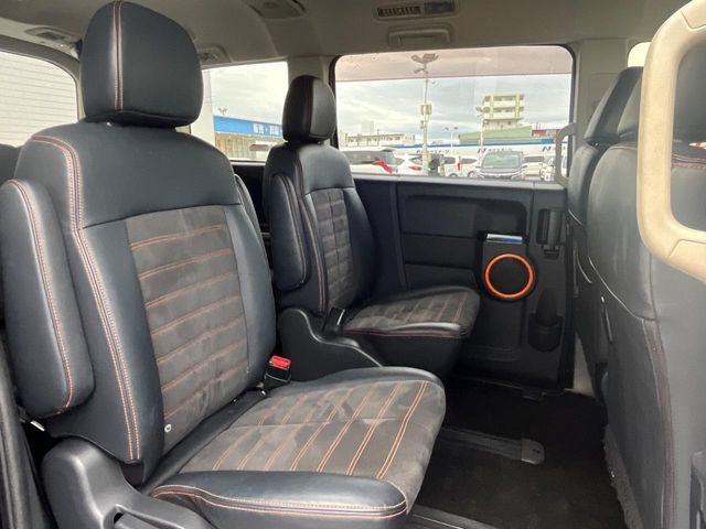 後部座席も気になるようなキズ・汚れやへたり等、大きなダメージはなく、良好な状態です。