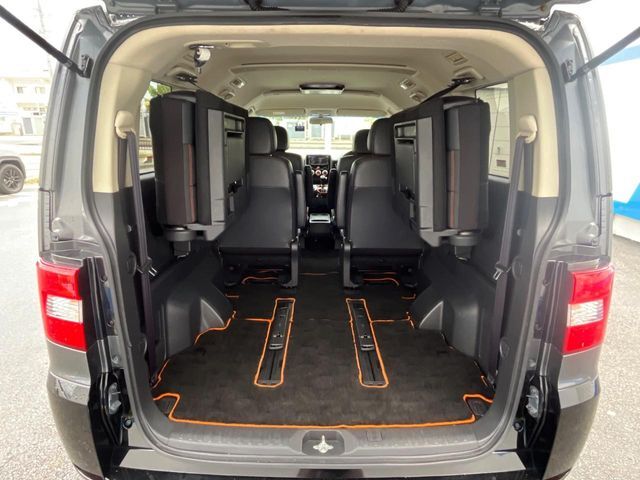 後席を格納すると、これだけの広さが！シーンに合わせたシートアレンジで、大きな荷物も積むことが出来ます♪