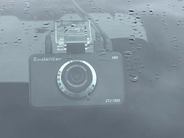 【ドライブレコーダー】安心・安全なカーライフに必須のドライブレコーダーを装備！走行中はもちろん、あおり運転や事故に遭遇した際の状況も映像で記録し、万一のリスクに備えます。