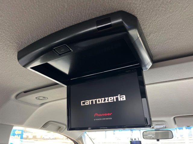 【フリップダウンモニター】大画面モニターで後席でもエンタメをお楽しみいただけます。小さなお子様にも大人気の装備です♪