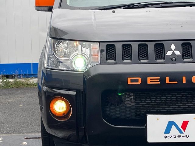 【HIDヘッドライト】非常に明るく前方を照らしてくれるので、悪天候や夜間の走行時も視界良好で安心してお乗りいただけます。