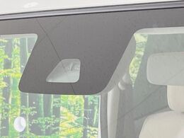 【スマートアシスト】走行中に前方の車両等を認識し、衝突しそうな時は警報とブレーキで衝突回避と被害軽減をアシスト。より安全にドライブをお楽しみいただけます。