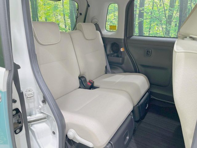 広々とした2列目シートは居住性が高く、居心地も快適！友達や家族とのお出かけにぴったりです。ベビーシートやチャイルドシート使用時も快適にお過ごしいただける十分な空間を確保しています。