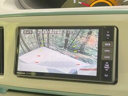 【バックカメラ】駐車時に後方がリアルタイム映像で確認できます。大型商業施設や立体駐車場での駐車時や、夜間のバック時に大活躍！運転スキルに関わらず、今や必須となった装備のひとつです！