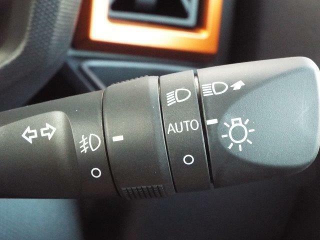 外の明るさに応じて自動的にヘッドライトの点灯・消灯ができるオートライト機能付き！