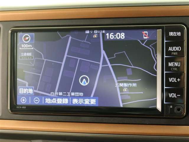 純正ナビを装備。タッチパネル式で使いやすく、お出かけもラクラクです。