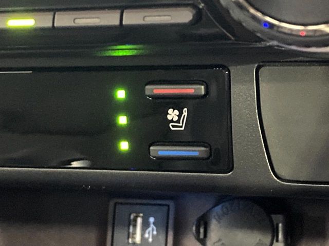 【シートベンチレーション】夏場は涼しい風でお尻や背中の熱やムレを防ぎ、冬はエアコンよりも早く温まってポカポカに！季節を問わず快適に過ごせます。