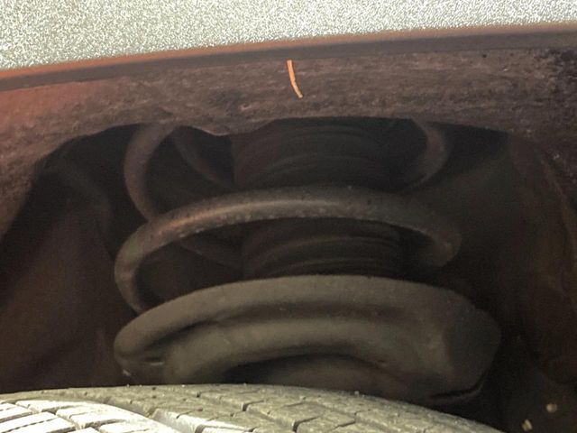 お車を安心してお乗りいただく為には、足回りの定期点検が欠かせません。サービスサポート（有償保証）では無料点検もご提供しており、安心のカーライフをお過ごしいただけるサポート体制が整っています。