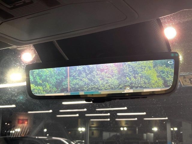 【デジタルインナーミラー】後席の大きな荷物や同乗者で後方が確認しづらい時でも安心！カメラが撮影した車両後方の映像をルームミラー内に表示。クリアな視界で状況の確認が可能です！