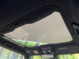 【ガラスルーフ】ガラスルーフ搭載で車内の解放感が一気にアップ！開放的なドライブをお楽しみいただけます。