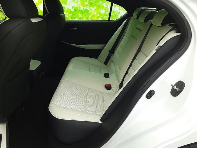 WECARSでは各商談席に大型モニターをご用意しております！見やすい大画面でゆったりと全国の在庫をご覧いただけます！是非ご来店お待ちしております！