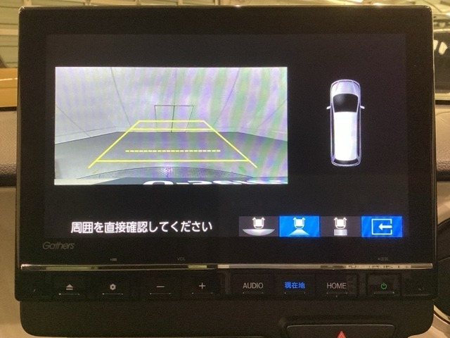 マルチビューカメラシステム搭載車です。お車の周囲を全方位でカバーします。後方・前方・両脇と、コンディションが悪い視界でもカラーモニターに映し出した映像がドライバーをサポートします。