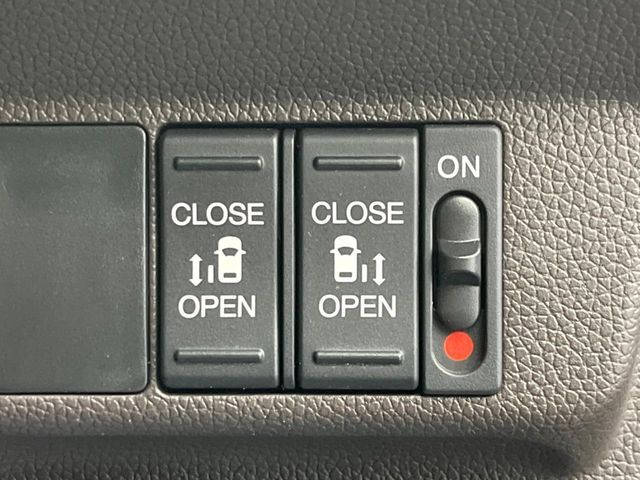 【両側パワースライドドア】スマートキーや運転席のスイッチで後席両側スライドドアの開閉が可能♪電動だから力を入れてドアを開ける必要が無く、小さなお子様でも簡単に開け閉めでき快適です♪