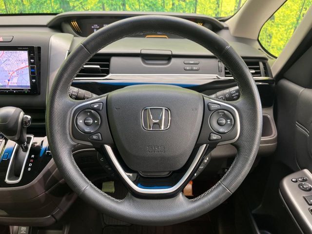 【純正革巻きステアリング】上質な革を使用することで、手にしっかり馴染みとても運転しやすいハンドルです♪