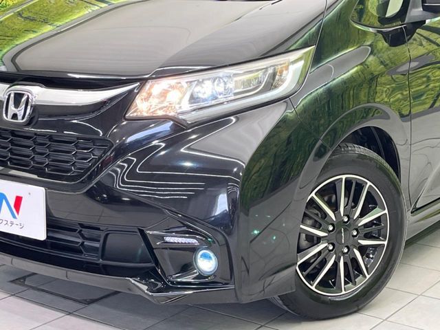 【LEDヘッドライト】悪天候や夜間走行時も良好な視界を確保し安心して運転できる高輝度LEDヘッドライトを装備！点灯速度が早く、消費電力も抑えられています。
