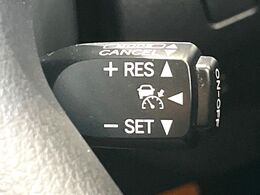 【レーダークルーズコントロール】高速道路での長距離走行が楽に！！自動で速度を保つクルーズコントロールが、衝突軽減システムと連携し、前方の車両を感知して車間を保つように速度調節してくれます！！