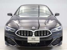 ♪BMWの代名詞といえるキドニー・グリル、一目でそれと分かる精悍な顔立ち。ホフマイスターキンクやキャラクターラインと呼ばれる側面デザインにより前傾姿勢を強調したスタイルは、走りを重視したBMWならでは