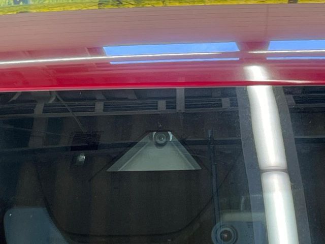 【スマートブレーキサポート】走行中に前方の車両等を認識し、衝突しそうな時は警報とブレーキで衝突回避と被害軽減をアシスト。より安全にドライブをお楽しみいただけます。