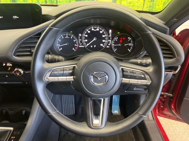【純正革巻きステアリング】上質な革を使用することで、手にしっかり馴染みとても運転しやすいハンドルです♪