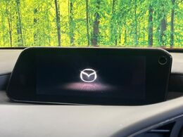 【8.8インチマツダコネクト】車内の雰囲気にマッチした大型のディスプレイ。スマホ接続でのナビ使用やBluetooth再生等、様々な機能が楽しめます。直感的なダイヤル操作が可能で、使い勝手も良好です。
