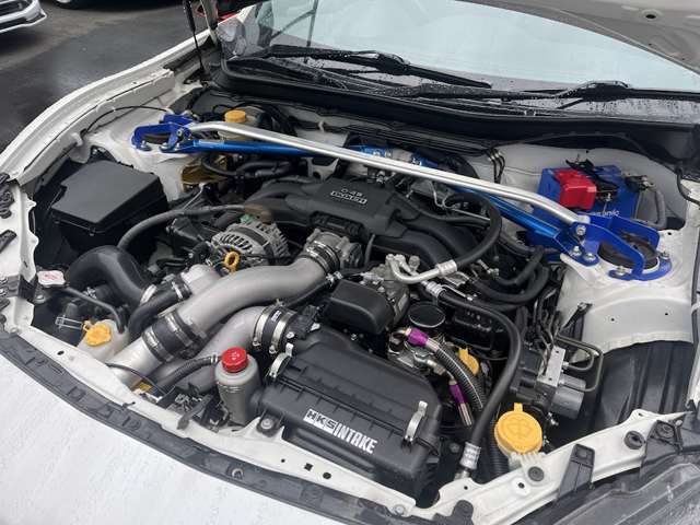 HKSスーパーチャージャーキットを装備しております。2000ccの自然吸気ながら大排気量エンジンに積み替えたかのかのようなフェーリングをお楽しみいただけます。高速道路の合流は勿論、追い越しも楽々です。