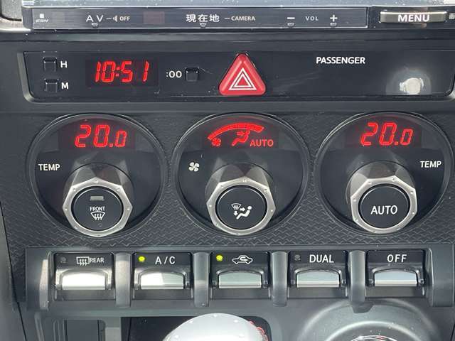 【センターパネル】運転席・助手席センターに位置するシフト周りです！！運転中でも取り回ししやすいポジションにボタンが集約しております！！装備されているシートヒーターは寒い時期に効果を発揮してくれます！！