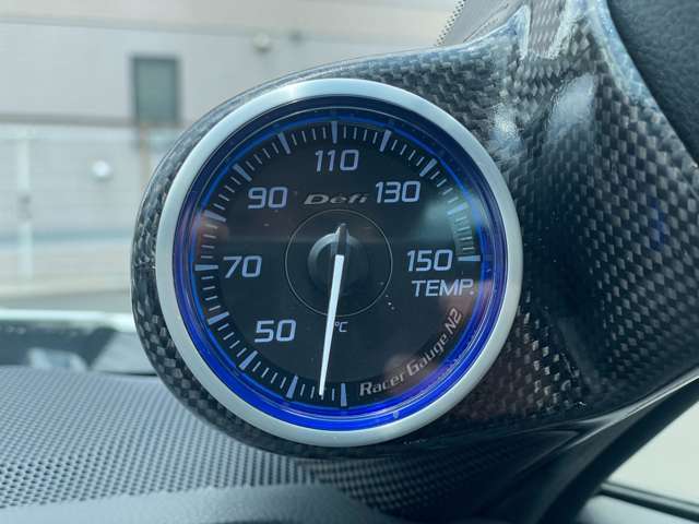 運転席右側のAピラーにはデフィの油温計が装着されております。HKSスーパーチャージャーにより、当アイテムは必需品と言えます！追加カスタムのご依頼も大歓迎でございます。