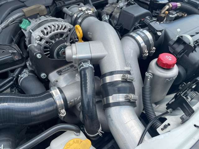 HKSスーパーチャージャーキットを装備しております。自然吸気ながら大排気量エンジンに積み替えたかのかのようなフェーリングをお楽しみいただけます。高速道路の合流は勿論、追い越しも楽々です。