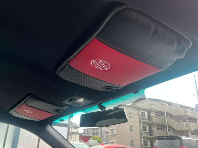 バイザーには86ロゴがあしらわれた専用カバーが付いております。ドライブの際もさりげなく視界に入りオーナーの気持ちを高めてくれます。弊社では追加のアクセサリーパーツなども取り扱いが御座います。