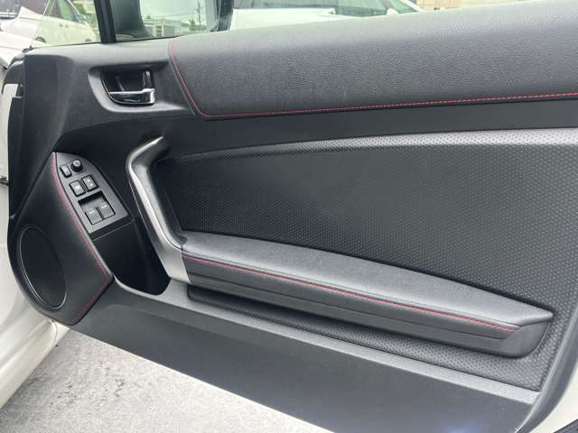 【内装】走行距離5.4万台ですのが使用感少なく綺麗な状態です！！KUHLではご納車前に洗車＋車内清掃を施工した状態でお渡しいたしますので、気持ちよくお乗り頂けます！！是非KUHLをご利用ください