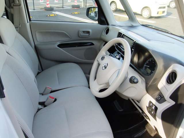 【運転席】シートリフター付きでお好みの運転姿勢がとれます！
