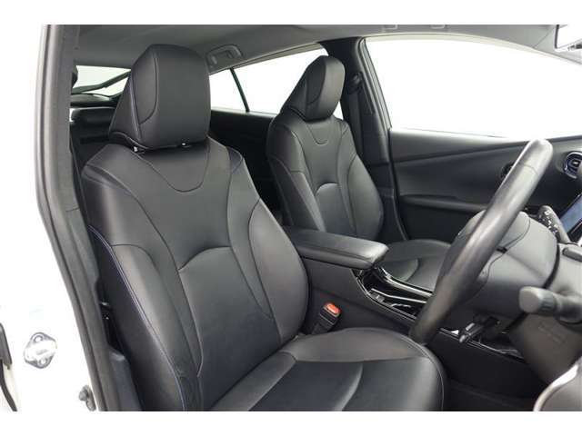 しっかりとしていて上質な座り心地のシートです。　座り心地も良くて長時間の運転も快適ですよ。　肌触りの良いシートが評判です。