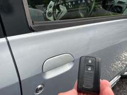 スマートキーで車両に近づくだけで開け閉めも出来ます
