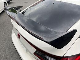 【大型リヤスポイラー】スポーツカーらしさがグッと引き立つ大型リヤスポイラーを装着♪高速走行時のスタビリティ（走行安定性）向上に役立ちます。
