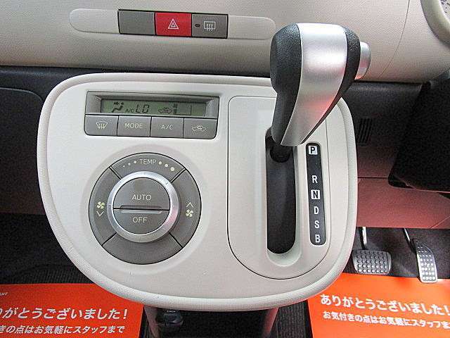 便利なオートエアコン付。温度を設定するだけで、自動で風向き、風量、暖かさを調節してくれます☆レバー式とちがい微妙な調整も必要なくとても便利な装備です☆ダッシュオートマチック！足元が広く使えます。